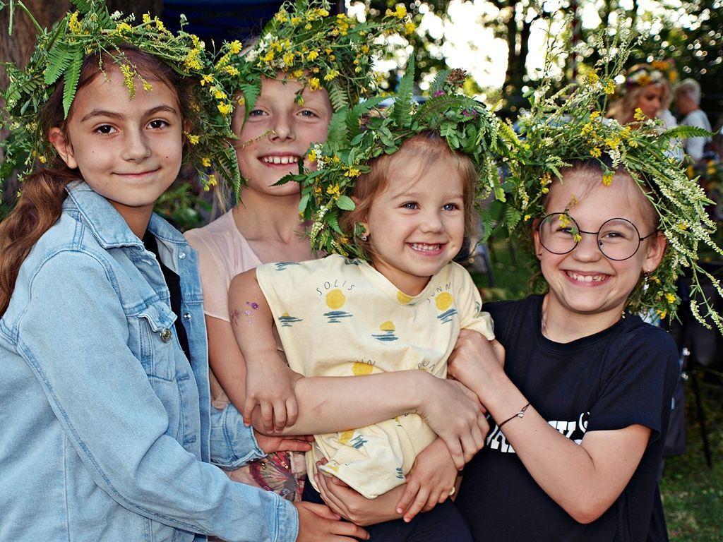 Wspólnie plecenie wianków przez dużych i małych niosło ogromną frajdę.<br/>fot.Mariusz Godos