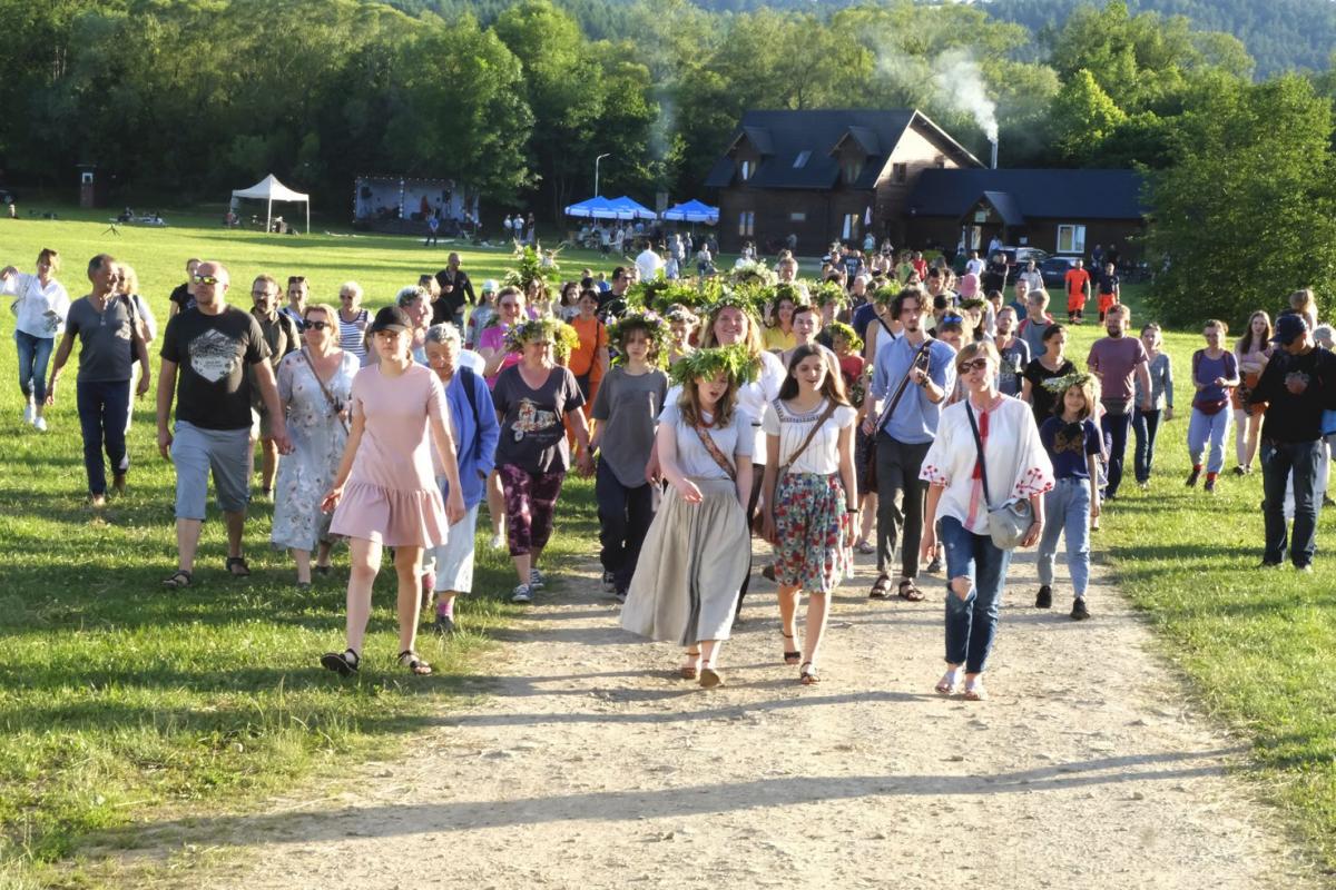 Wianki uplecione i wszyscy idą nad Wiar<br/>fot.Jacek Szwic