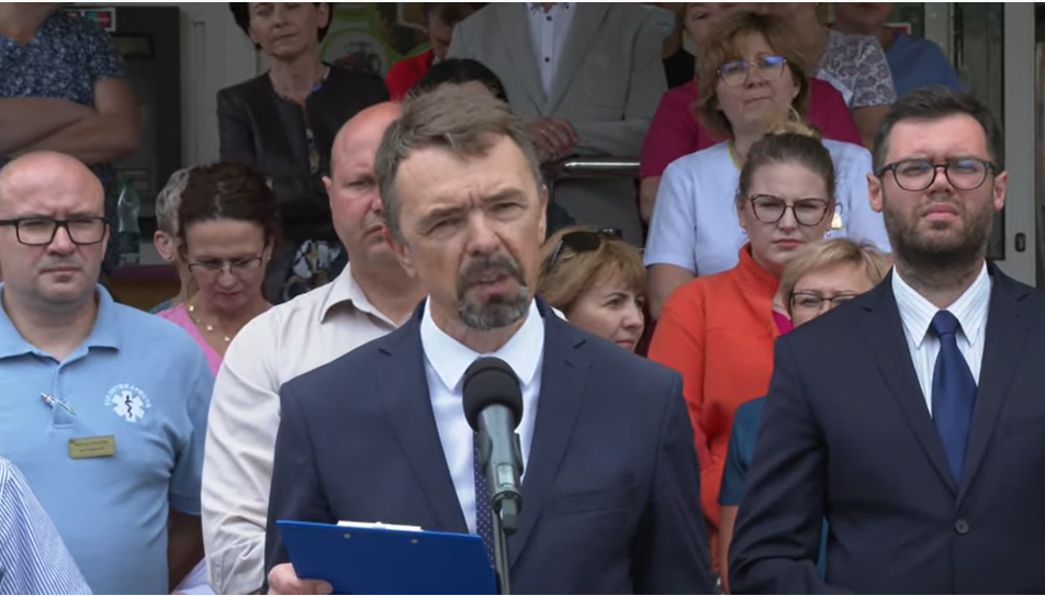  Chciałem wytłumaczyć toksyczną sytuację, jaka wytworzyła się wokół naszego szpitala. W ostatnią środę na Radzie Społecznej szpitala prezentowałem wyniki szpitala (...) i pod moim adresem nie padł żaden zarzut. Następnie zostałem poproszony na zarząd powiatu, gdzie wręczono mi wypowiedzenie – mówił 