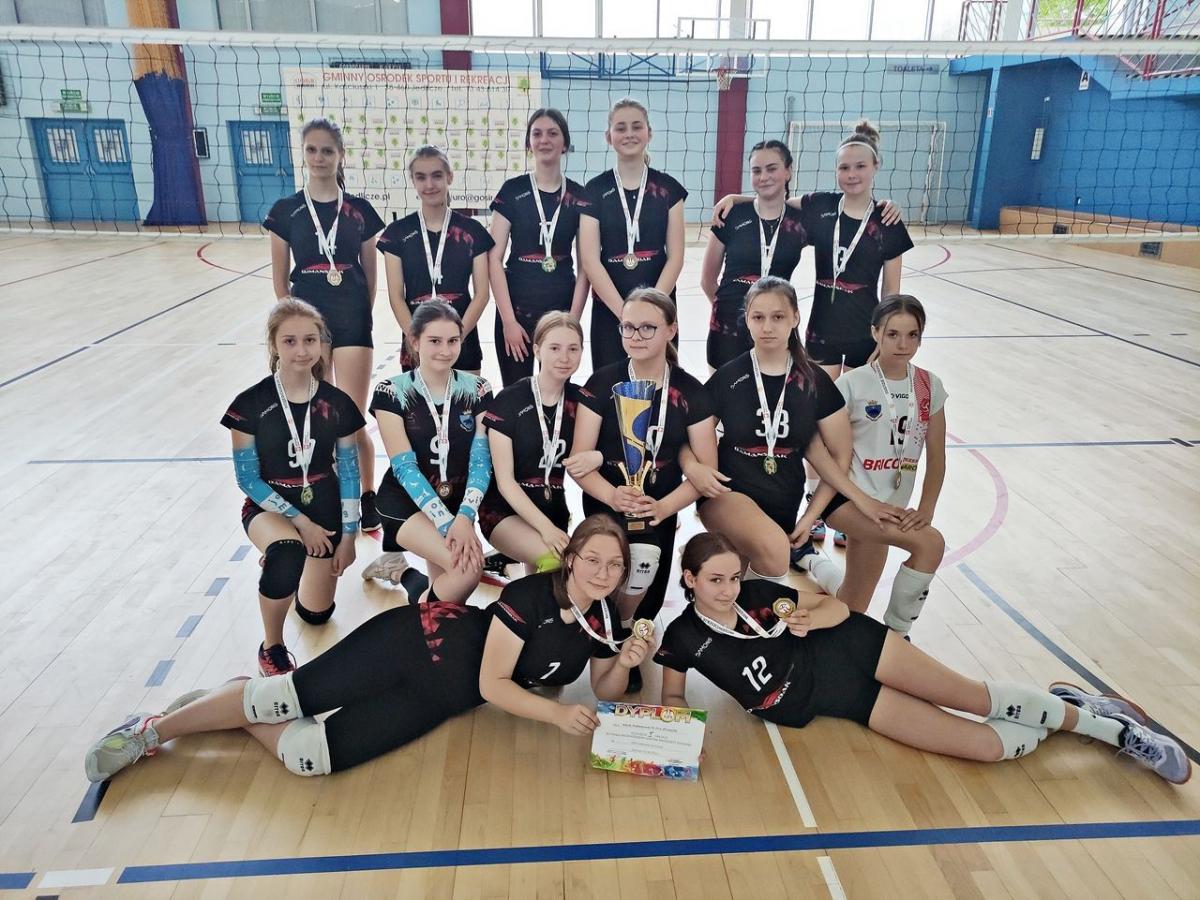 Mistrzynie Podkarpacia Igrzysk Młodzieży Szkolnej w siatkówce – reprezentacja Szkoły Podstawowej nr 15.<br/>fot.ze zbiorów własnych