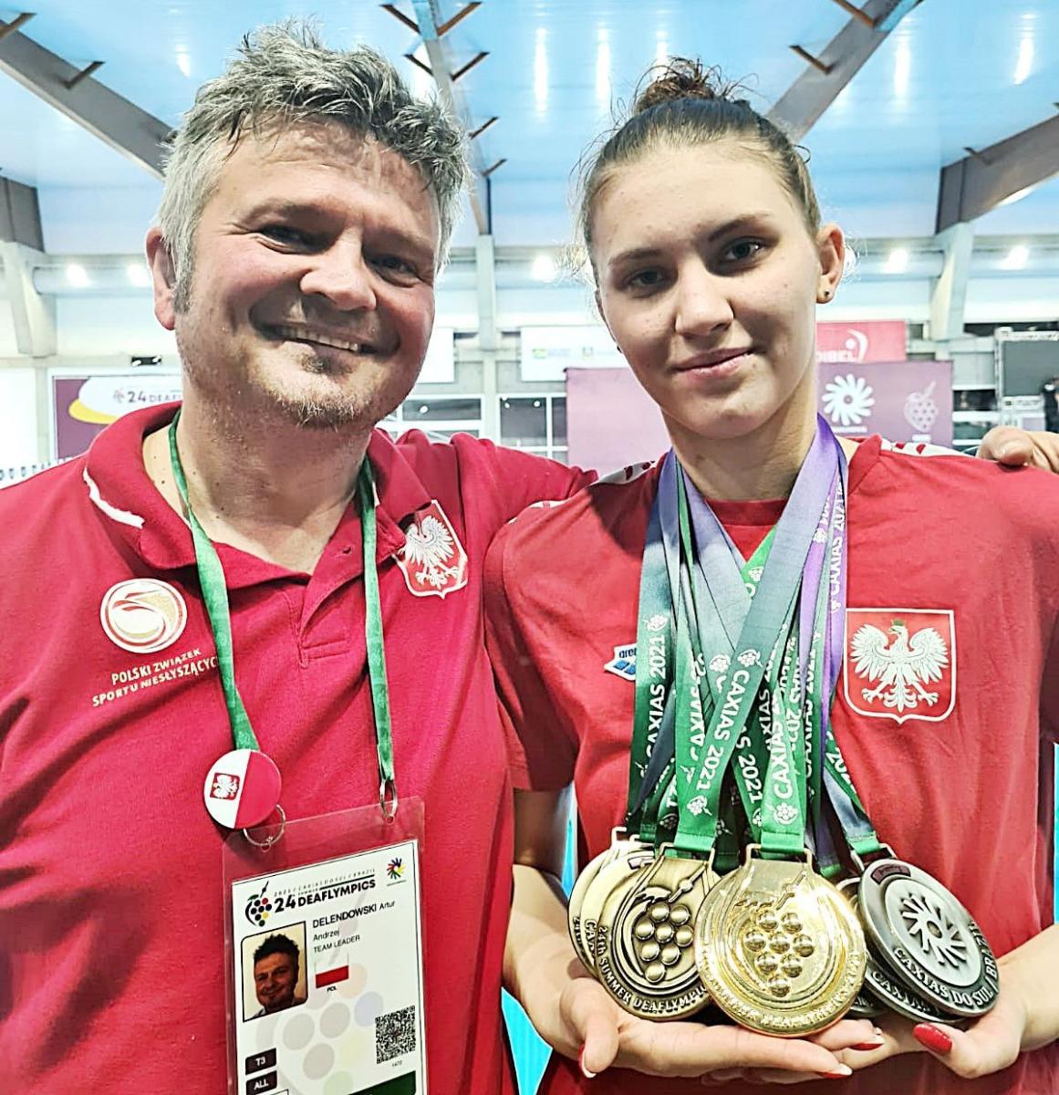 Wiceszef polskiej misji olimpijskiej w Brazylii, nauczyciel SOSW nr 2 w Przemyślu, Artur Delendowski w towarzystwie multimedalistki w pływaniu, zawodniczki Spartana Lublin Julii Dragan.<br/>fot.ze zbiorów własnych