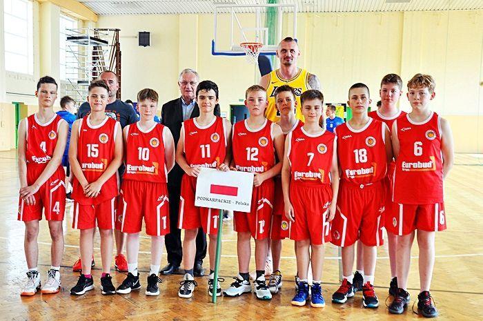 Reprezentacja Podkarpacia z trenerem Maciejem Milanem (trzeci z lewej) w towarzystwie Dariusz Wyki i prezesa Podkarpackiego Związku Koszykówki Zbigniewa Błażkowskiego.<br/>fot.ze zbiorów własnych