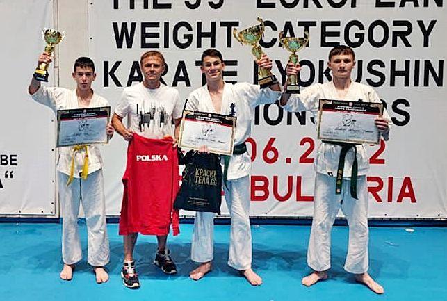 Ekipa Przeworskiego Klubu Karate Kyokushin z reprezentacji Polski. Od lewej: Hubert Goń, trener Dariusz Walas, Sebastian Goń i  Robert Krupa.<br/>fot.ze zbiorów własnych