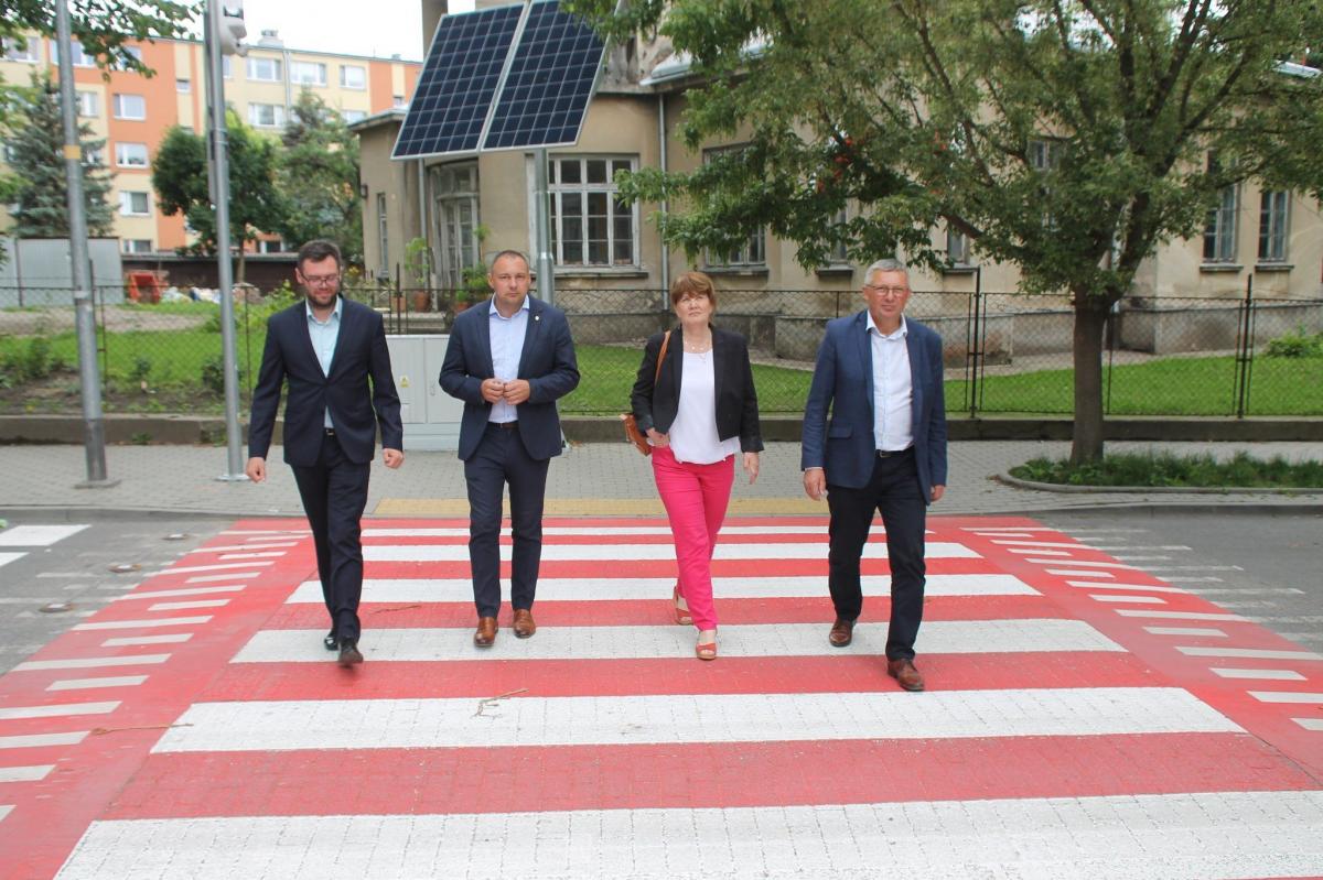 Wszystkie przejścia są dokładnie oznakowane, bezpiecznie wyniesione. Mówiąc potocznie – błyskają, mają także wbudowane ostrzeżenia głosowe.<br/>fot.Starostwo Powiatowe w Jarosławiu