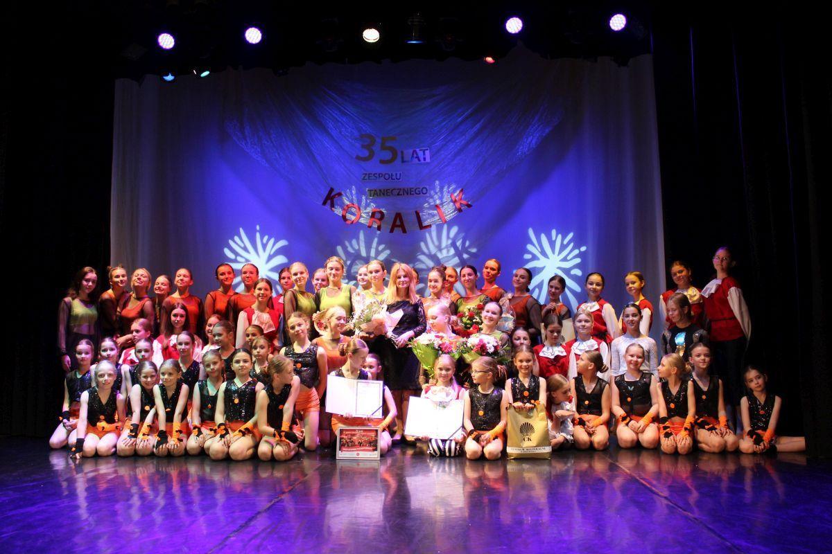 Podczas gali zespół zaprezentował ponad 20 choreografii, w tym wiele nowych. Ciekawostką jest, że najstarsi absolwenci zatańczyli układ powstały w 1990 r.<br/>fot.Krystyna Juźwińska (CK Przemyśl)