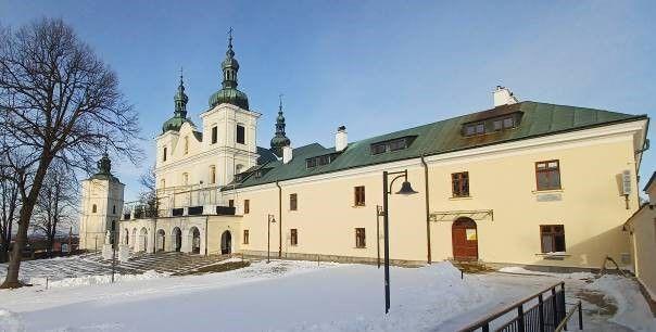 Projekt Kalwaryjskie Fortalicium Fredry zakładał m.in. odrestaurowanie elewacji klasztoru i budynku byłego nowicjatu. Udało się znakomicie.<br/>fot.ze zbiorów własnych