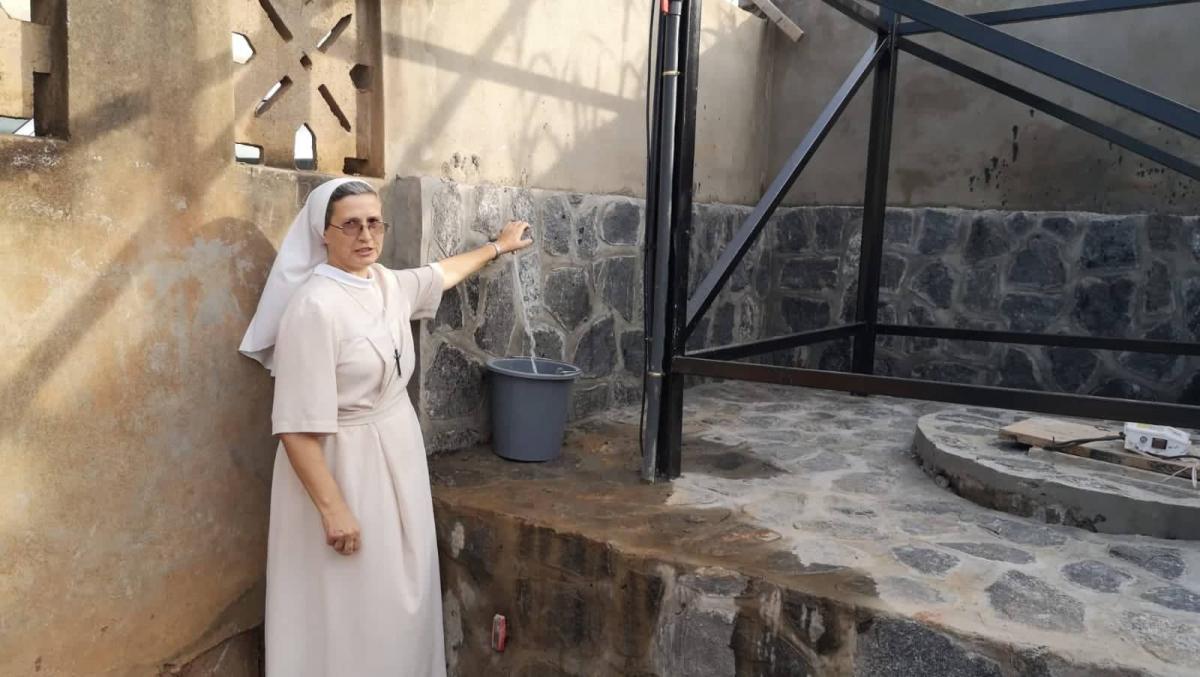 – Dzięki temu przez cały czas mamy dobre ciśnienie wody w domu, nawet, kiedy brakuje prądu. Z wody korzysta wspólnota sióstr tutejszego domu, dziewczęta z prowadzonego przez nas internatu, a także wszyscy polscy misjonarze, którzy się u nas zatrzymują – zapewniła s. Danuta Ziomek ze Zgromadzenia Sió