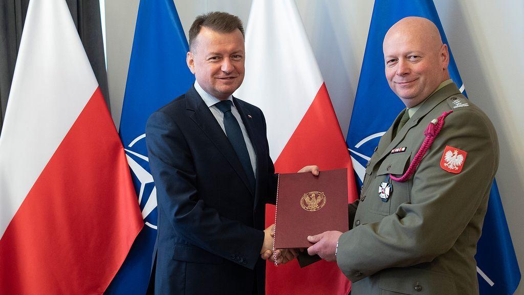 Od 15 czerwca br. wciąż tworzona 20 Przemyska Brygada Obrony Terytorialnej ma dowódcę. Nominację na to stanowisko pułkownikowi Danielowi Błotce wręczył minister obrony narodowej Mariusz Błaszczak.<br/>fot.ze zbiorów własnych