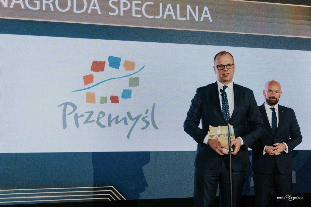 Prezydent Przemyśla Wojciech Bakun nagrodę odebrał z rąk prezydenta Wrocławia Jacka Sutryka (z prawej).<br/>fot.ze zbiorów własnych