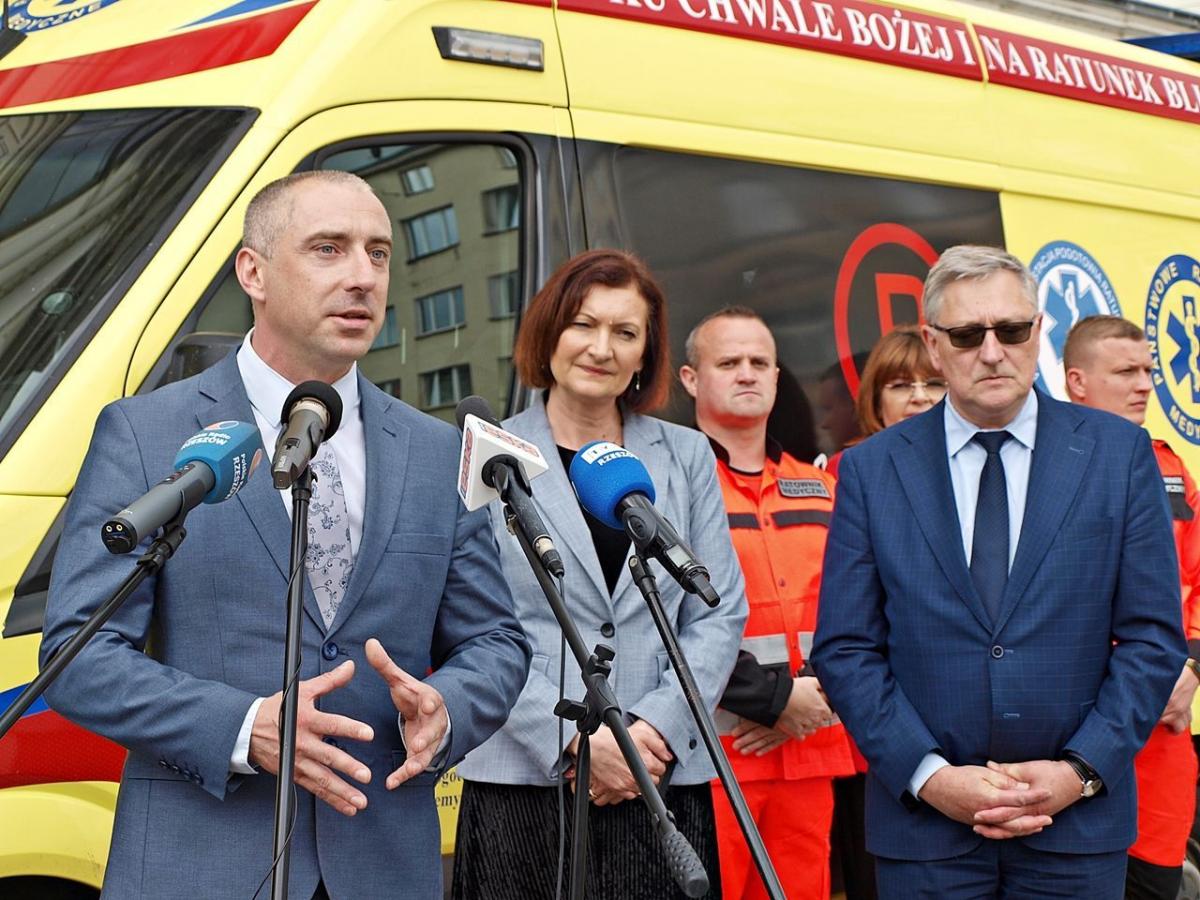 W konferencji prasowej przed przemyskim dworcem uczestniczyli wojewoda podkarpacki Ewa Leniart, dyrektor oddziału w Sanoku PGNiG Marek Hanus oraz dyrektor Wojewódzkiej Stacji Pogotowia Ratunkowego w Przemyślu Rafał Kijanka (z lewej).<br/>fot.Mariusz Godos
