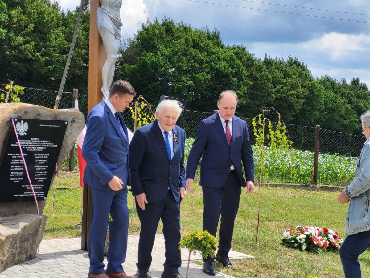 W uroczystościach wziął udział m.in. 91-letni Izydor Miara, jeden z inicjatorów upamiętnienia ofiar II wojny światowej z Wacławic i Trójczyc.<br/>fot.ze zbiorów własnych