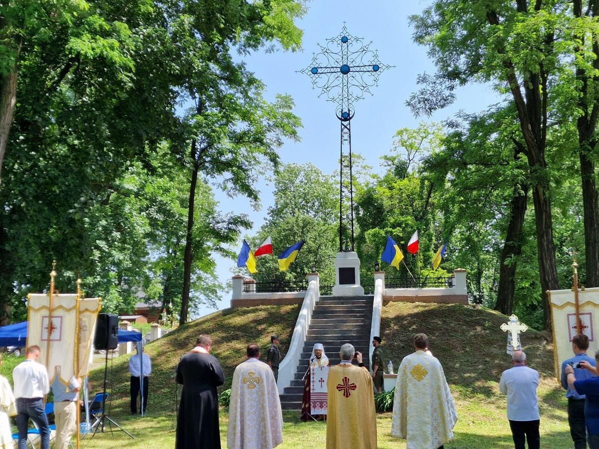 Ceremoniałowi przewodniczył metropolita przemysko-warszawski obrządku greckokatolickiego abp Eugeniusz Popowycz, a wierni zgromadzili się pośród łopoczących biało-czerwonych i niebiesko-żółtych flag.<br/>fot.ze zbiorów własnych