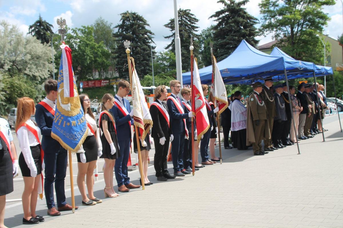 Jarosławskie uroczystości związane z Narodowym Dniem Pamięci Ofiar Niemieckich Nazistowskich Obozów Koncentracyjnych i Obozów Zagłady odbyły się przed pamiątkową tablicą na dworcu PKP.<br/>fot.Starostwo Powiatowe w Jarosławiu