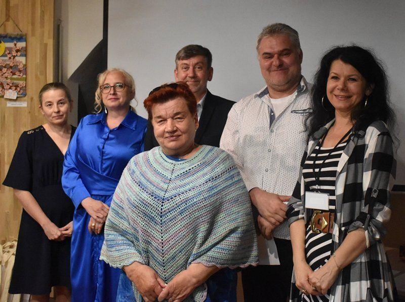 Jak opisuje portal naludowo.pl: „Koronkarstwo jest rodzajem ażurowej plecionki z nici. Do Polski koronkarstwo trafiło wraz z przybyciem królowej Bony. W kulturze ludowej koronki stanowiły element odświętnego stroju ludowego.<br/>fot.UMiG Oleszyce