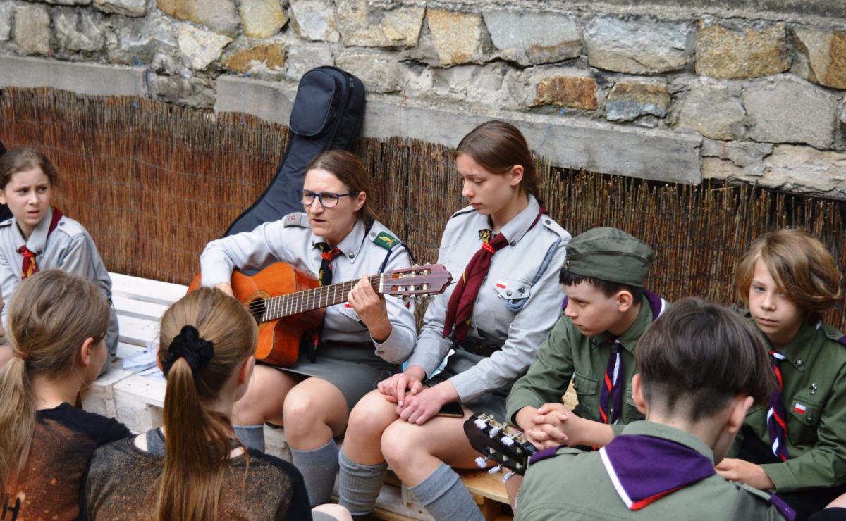 Podczas pikniku nie zabrakło muzyki i harcerskich piosenek.
<br/>fot.ZHP Jarosław
