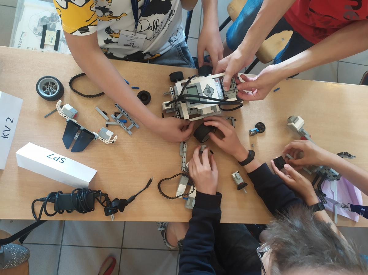 Doskonalenie robotów zajęło cały poranek. Lekcje tego dnia były odwołane, a cała szkoła zamieniła się w wielką pracownię robotyki.<br/>fot.archiwum autora