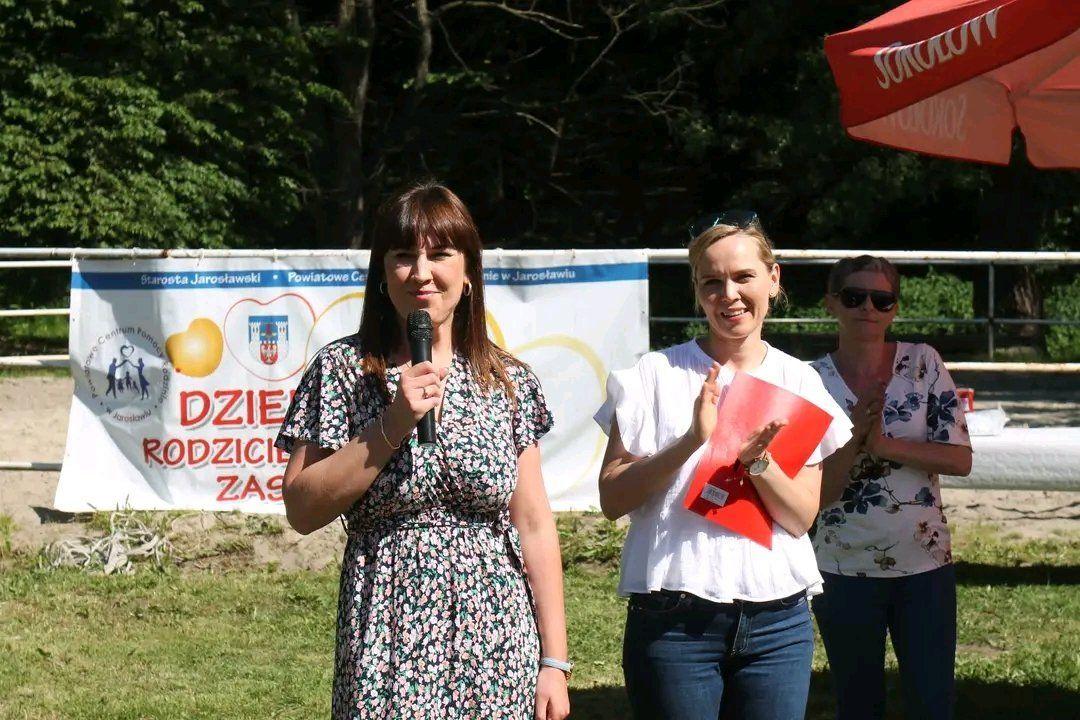 – Życzę niegasnącego optymizmu, cierpliwości, wytrwałości oraz doświadczania dobra, które okazujecie każdego dnia. Niech uśmiechy waszych dzieci będą dla was źródłem radości i dodają energii do podejmowania codziennych wyzwań – powiedziała do głównych bohaterów spotkania dyrektor Powiatowego Centrum
