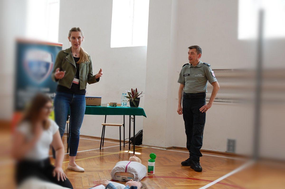 Instruktaż z pierwszej pomocy przedmedycznej przeprowadziła starszy inspektor Anna Kuźniar z Izby Administracji Skarbowej w Rzeszowie, będąca ratownikiem pierwszej pomocy.<br/>fot.KAS Rzeszów