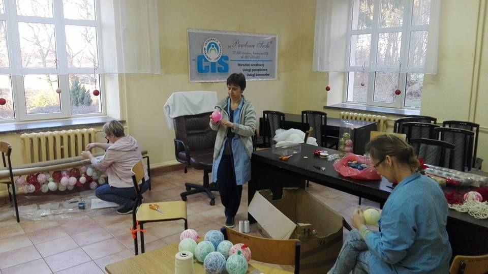 „Pawłowe Sioło” od lat oferuje zajęcia z rękodzieła, które poszerzają umiejętności uczestników.<br/>fot.Centrum Integracji Społecznej