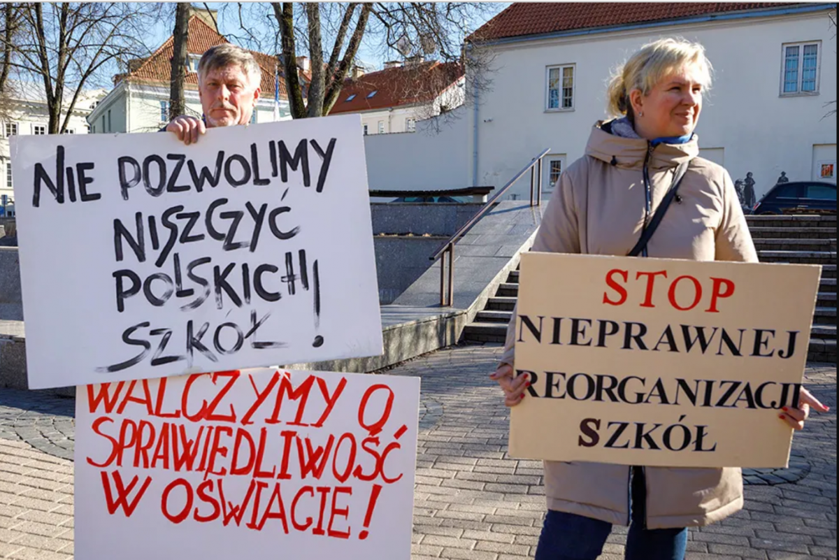 Na Litwie organizowane są pikiety społeczności polskich szkół. Zdjęcie sprzed wileńskiej ambasady RP.<br/>fot.Kurier Wileński