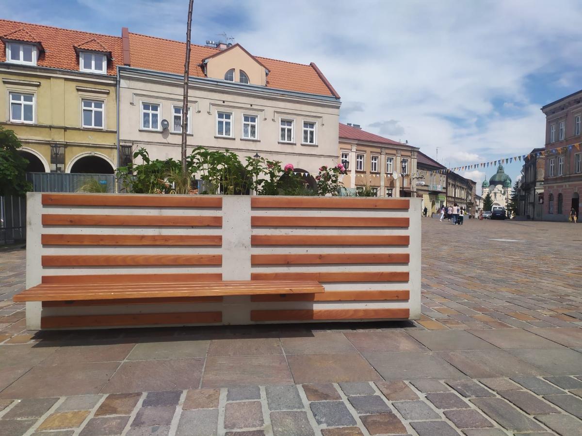 Nowoczesne ławki, pełniące także funkcję kwietników, budzą kontrowersje wśród mieszkańców.fot.archiwum autora