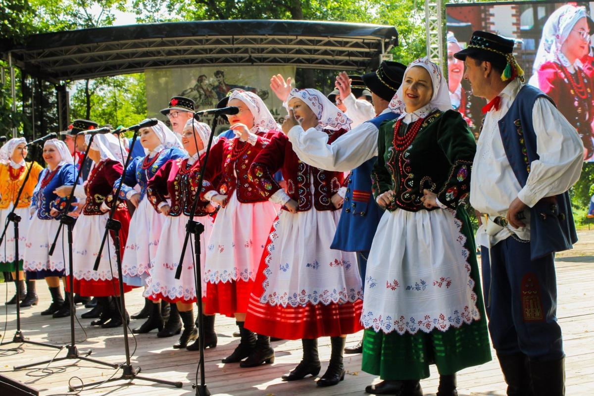Dzięki uczestniczącym w festiwalu zespołom i parom tanecznym kultura ludowa była dosłownie na wyciągnięcie ręki.<br/>fot.UG Gać