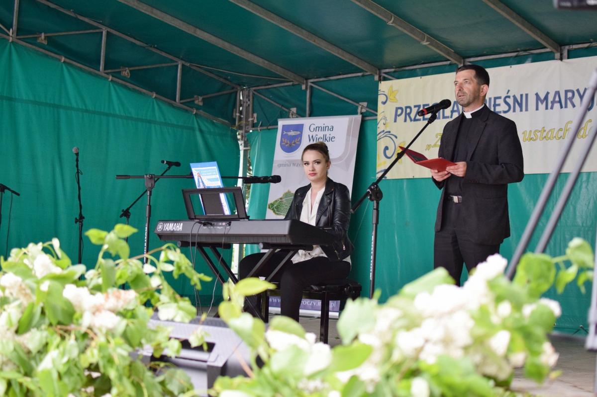 Duet Marzena Mroczkowska i ks. Dominik Samulak.<br/>fot.UG Wielkie Oczy