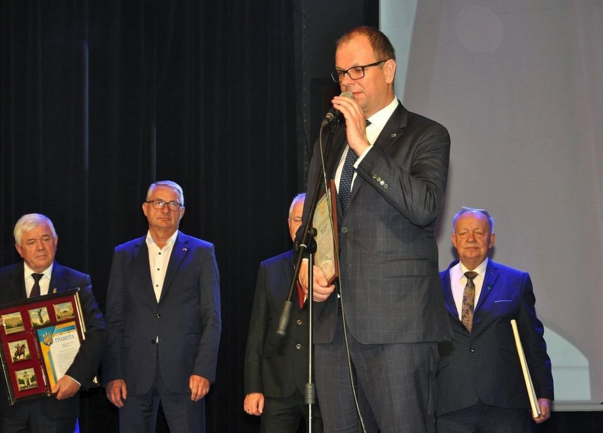 W. Bakun, dziękując za wyróżnienie, powiedział: – Ja tylko odbieram statuetkę w imieniu mieszkańców Przemyśla, bo to im najbardziej to wyróżnienie się należy.

<br/>fot.UM Przemyśl  