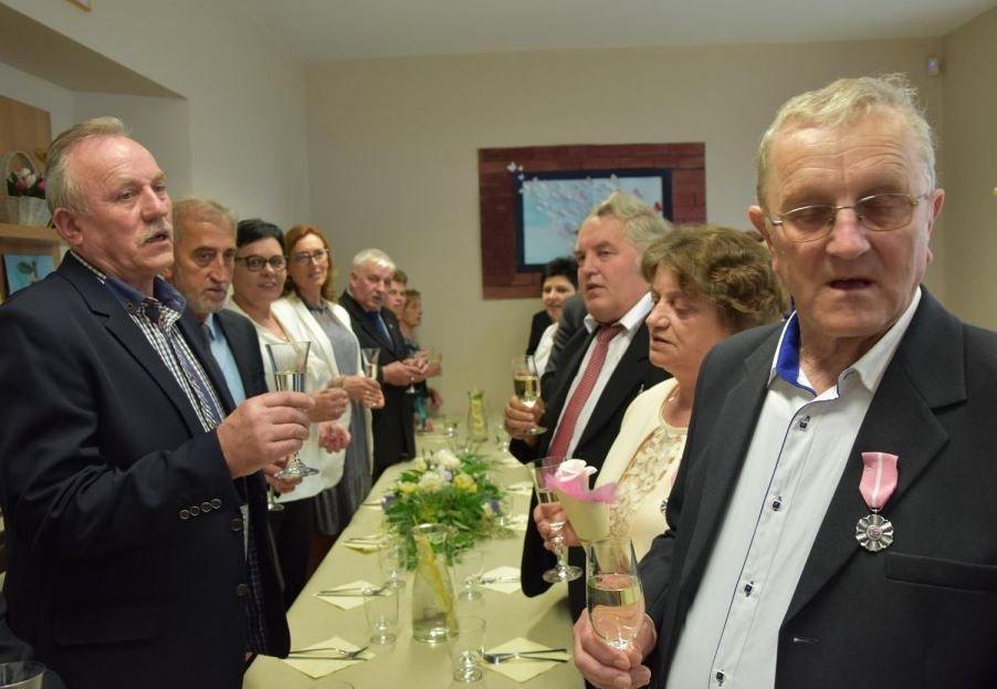 Toast za zdrowie małżonków.<br/>fot.UG Gać
