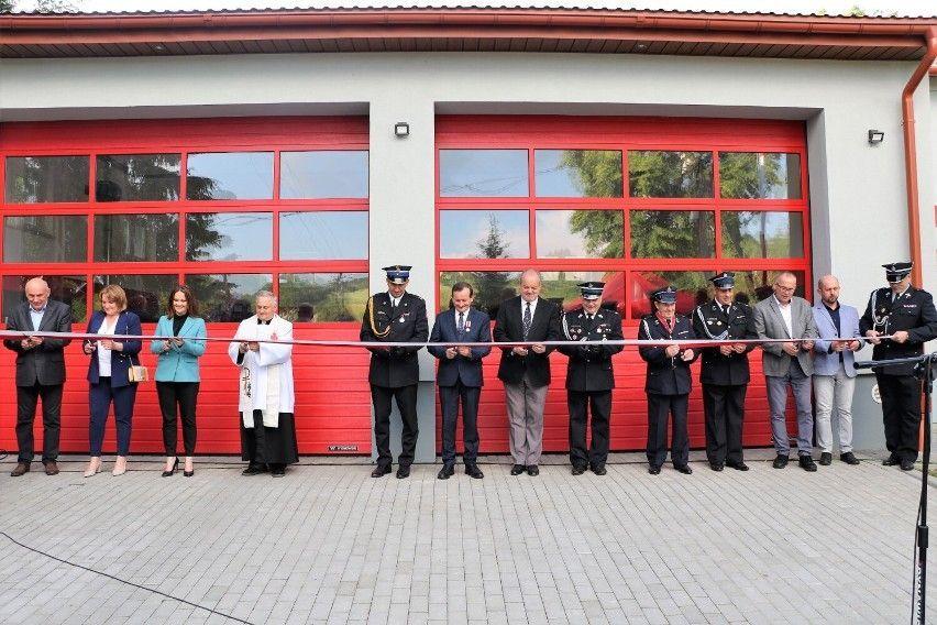 Przecięcia wstęgi dokonali: posłanka A. Schmidt, radny Sejmiku Województwa Podkarpackiego M. Król, wicestarosta M. Kudła, radny powiatowy P. Pękalski, ks. J. Wilusz, wójt gminy W. Pawłowski, skarbnik gminy B. Wielgosz, wiceprezes Zarządu Oddziału Wojewódzkiego ZOSP RP województwa podkarpackiego W. K