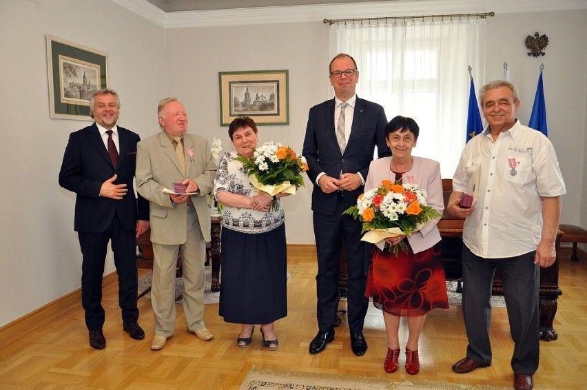 Pamiątkowe medale jubilatom wręczył prezydent Przemyśla Wojciech Bakun.<br/>fot.Witold Wołczyk / UM Przemyśl