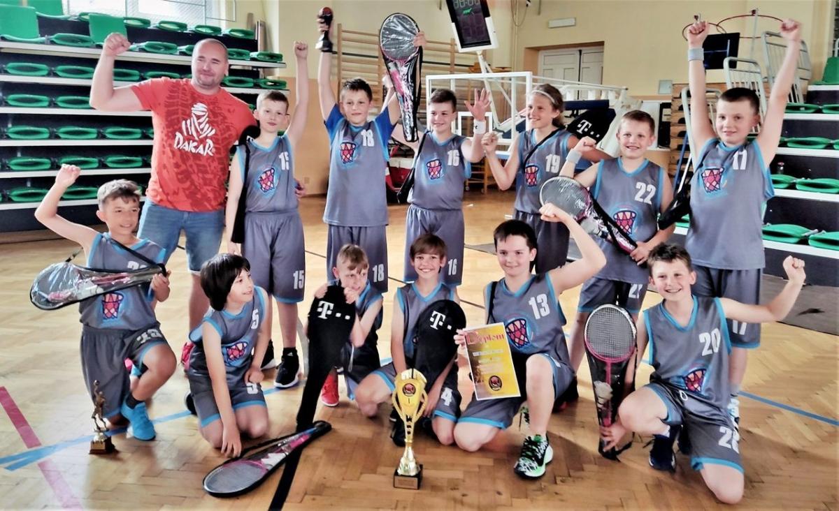 Zwycięska ekipa UKS Basket 15 z trenerem Maciejem Milanem.<br/>fot.ze zbiorów własnych