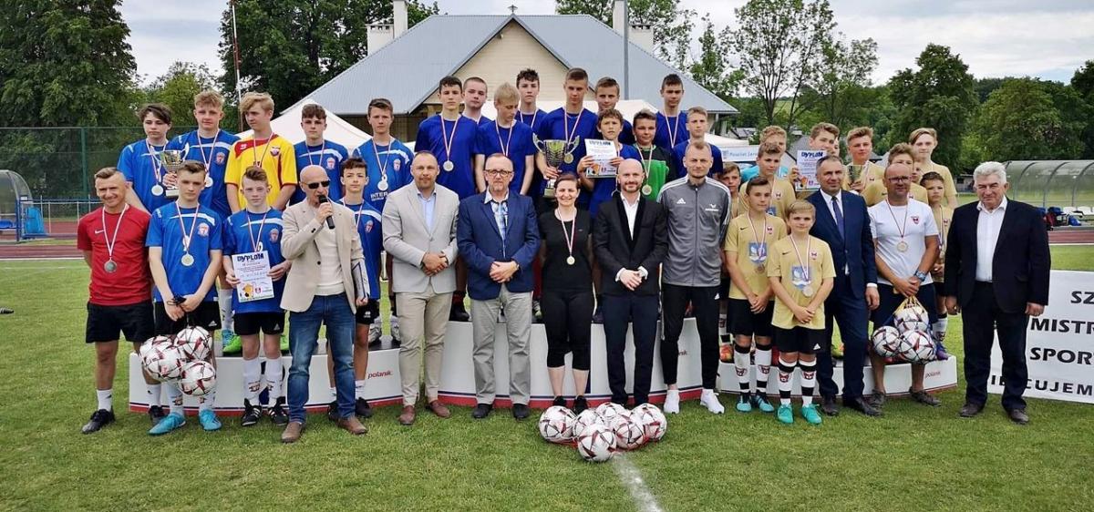 Medaliści, organizatorzy i zaproszeni na turniej goście na wspólnym zdjęciu.<br/>fot.ze zbiorów własnych