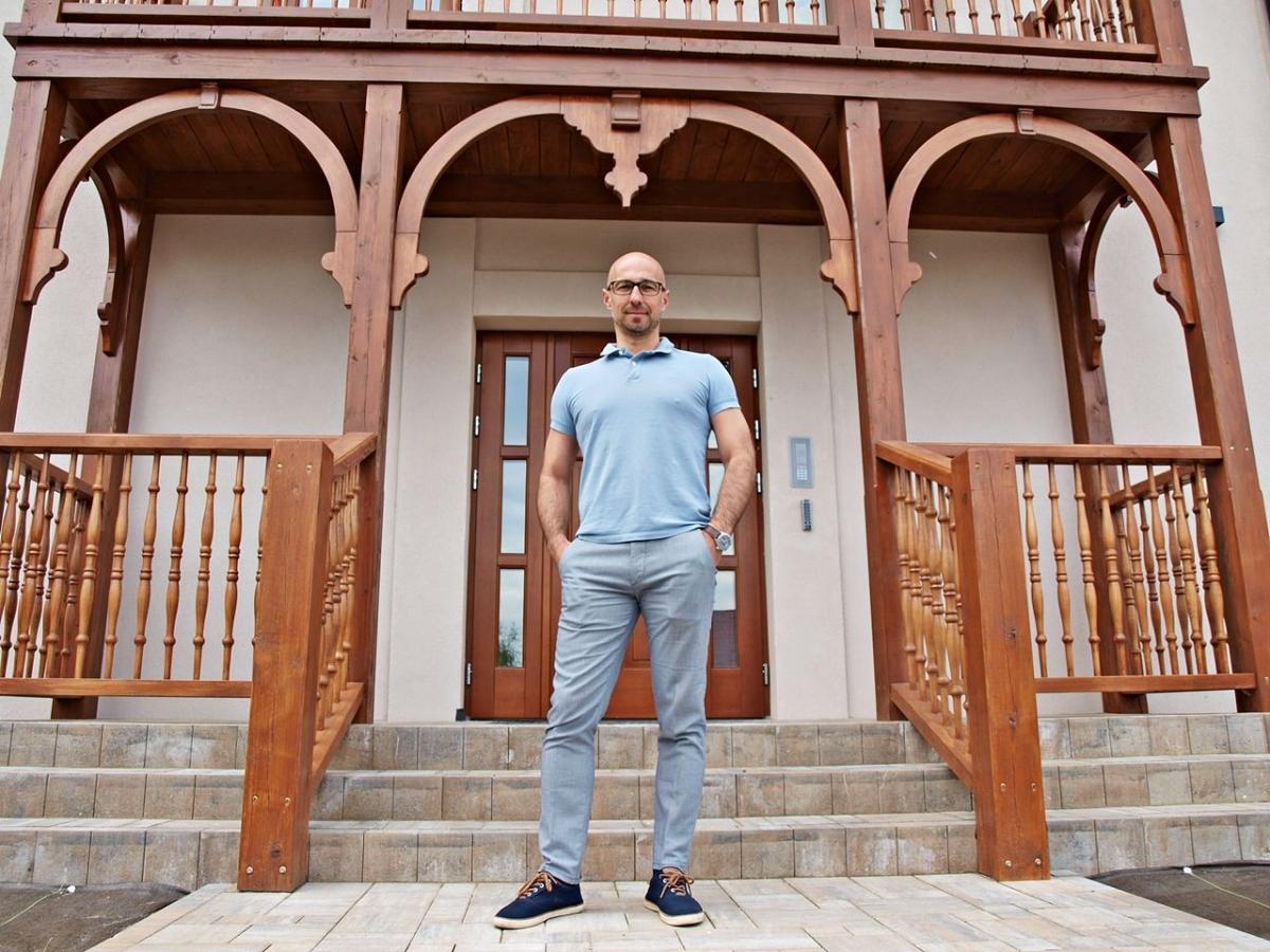 – Zapewnialiśmy, że cała kamienica będzie budowana „w stylu”, czyli z elementami elewacji, dachu, okien, barierek, nawiązującym do charakteru dotychczasowego budynku i dzielnicy. Nie bardzo to przemawiało do wyobraźni sceptyków i krytykantów – powiedział jeden z szefów firmy „Infores” Mariusz Bodzio