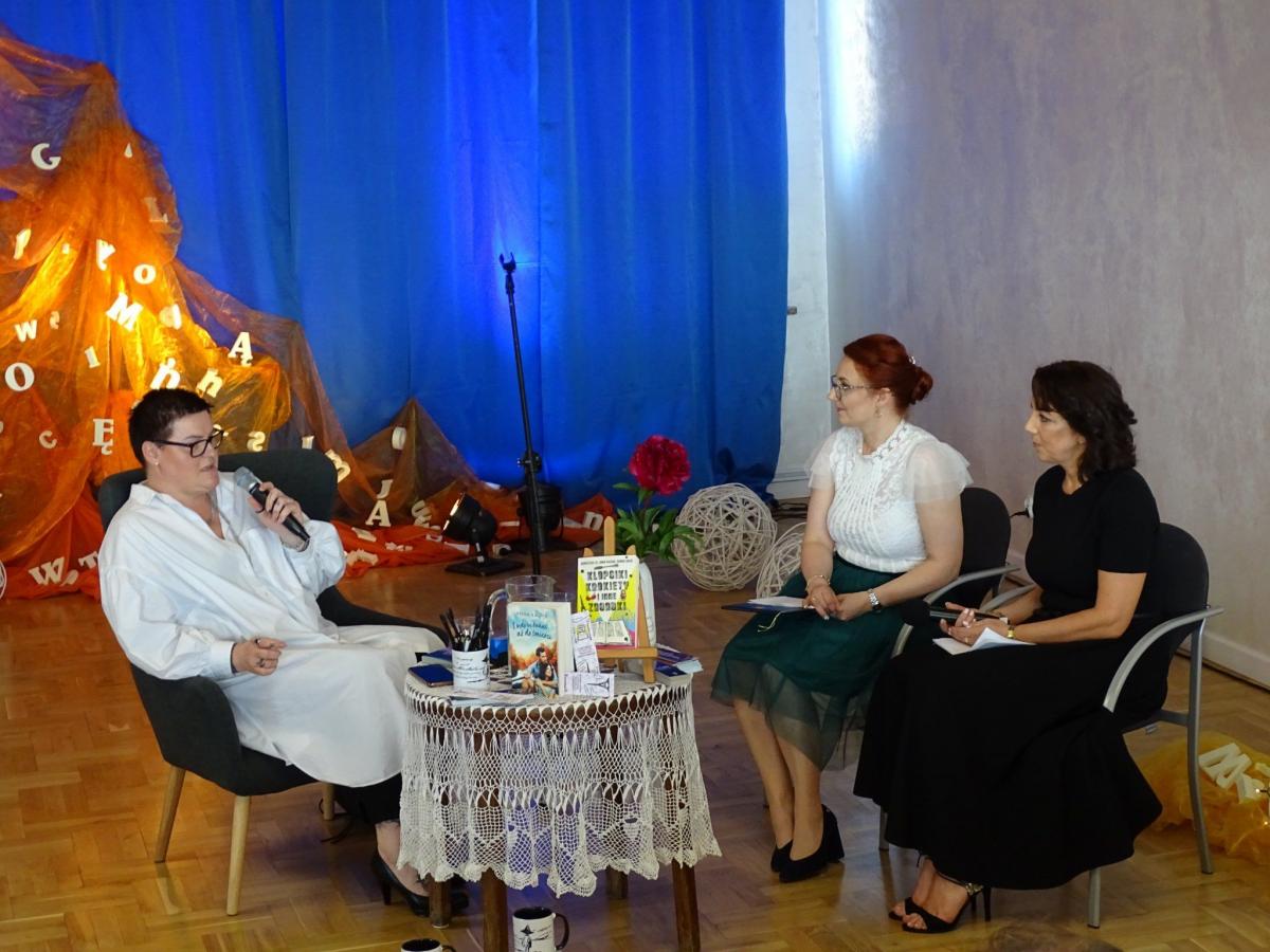 Spotkanie autorskie z polską pisarką Anną Kasiuk (z lewej) poprowadziły – szefowa Gminnej Biblioteki Publicznej w Orłach Agata Nowak (w środku) oraz Teresa Borchowiec-Gończ.<br/>fot.Sebastian Łoś