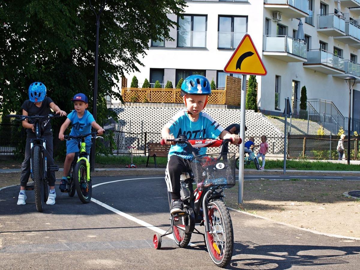 Tak teraz wygląda to miejsce. Dzieciaki jeżdżą na rowerkach, inne uczą przechodzić się przez przejścia. Jest radośnie i gwarno do zmroku, ale i po nim, bo teren jest znakomicie oświetlony.<br/>fot.Mariusz Godos