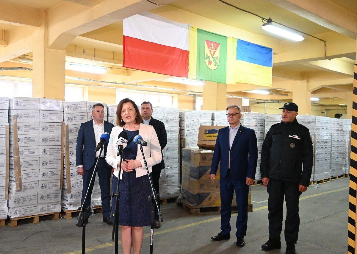 Przekazanie paczek odbyło się w Leżajsku z udziałem m.in.: wojewody podkarpackiego, dyrektora Caritas Archidiecezji Przemyskiej ks. Artura Jańca, dyrektora Izby Administracji Skarbowej w Rzeszowie oraz kapelana podkarpackiej KAS. <br/>fot.archiwum KAS