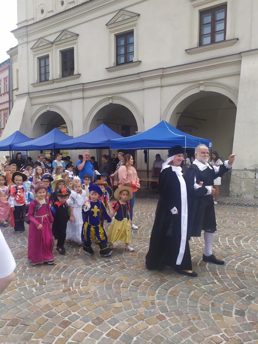 Całą imprezę rozpoczął kolorowy korowód wszystkich szkół oraz przedstawicieli Urzędu Miasta, z burmistrzem Waldemarem Paluchem na czele.<br/>fot.archiwum autora