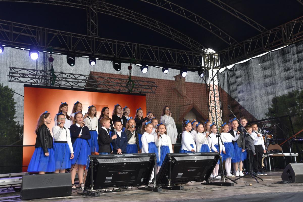 Blisko czterogodzinny koncert dał odbiorcom i twórcom nie tylko niezapomniane wrażenia artystyczne. Przypominał również jak ważna i potrzebna jest pamięć o życiu i nauce, jaką głosił nasz rodak – święty Jan Paweł II. 


<br/>fot.Justyna Solarz