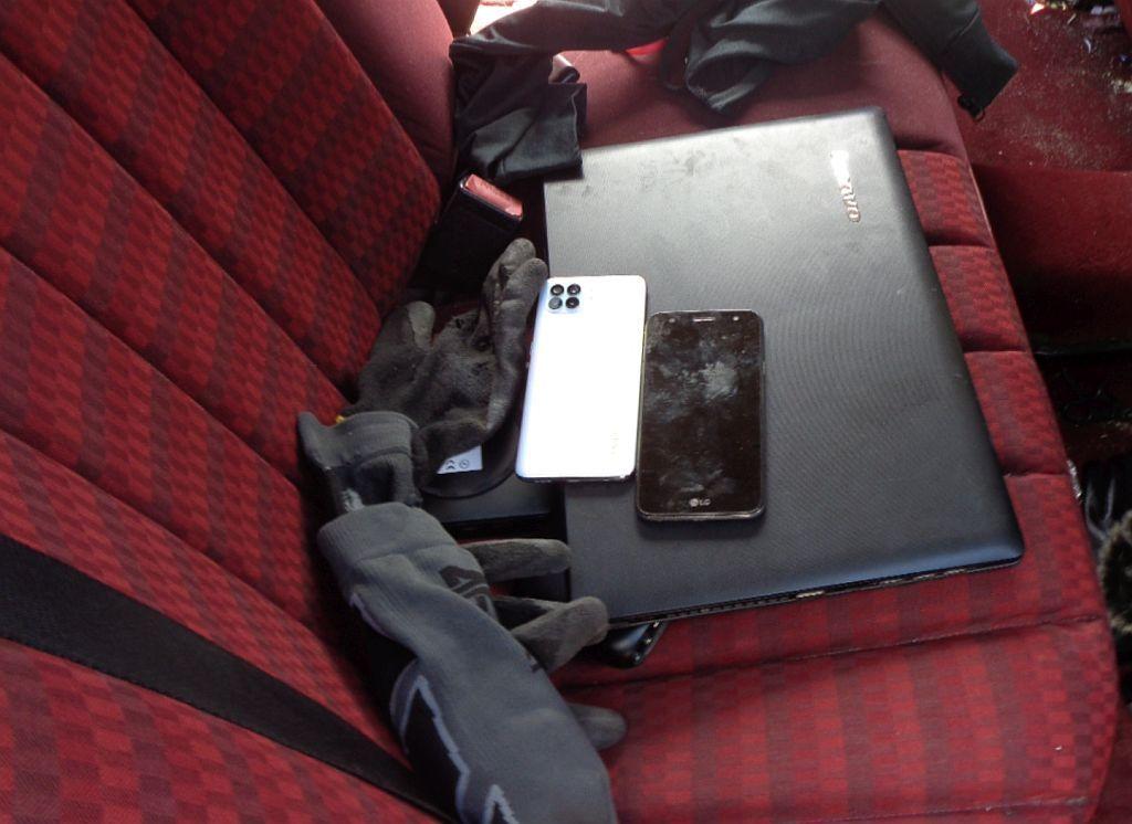 Podczas przeszukania posesji ujawnili i zabezpieczyli między innymi nóż, kominiarki, oraz skradzione rzeczy, tj. laptop i telefon komórkowy. <br/>fot.KPP Jarosław
