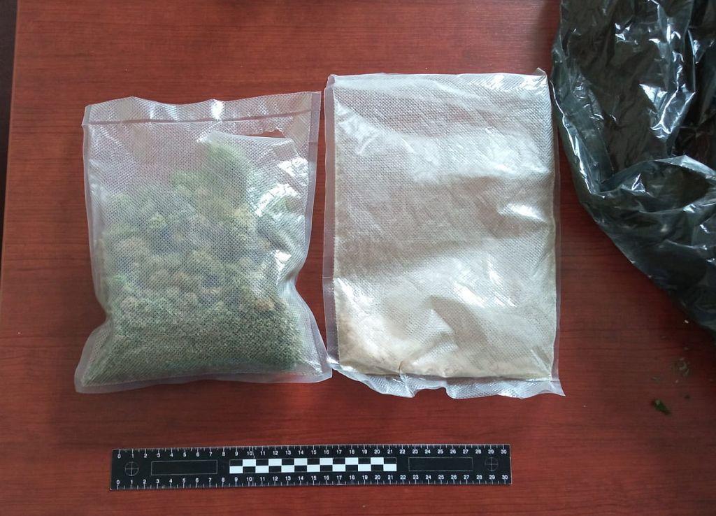 Badania potwierdziły, że znalezione przy mężczyźnie substancje to mefedron i marihuana.<br/>fot.KPP Jarosław
