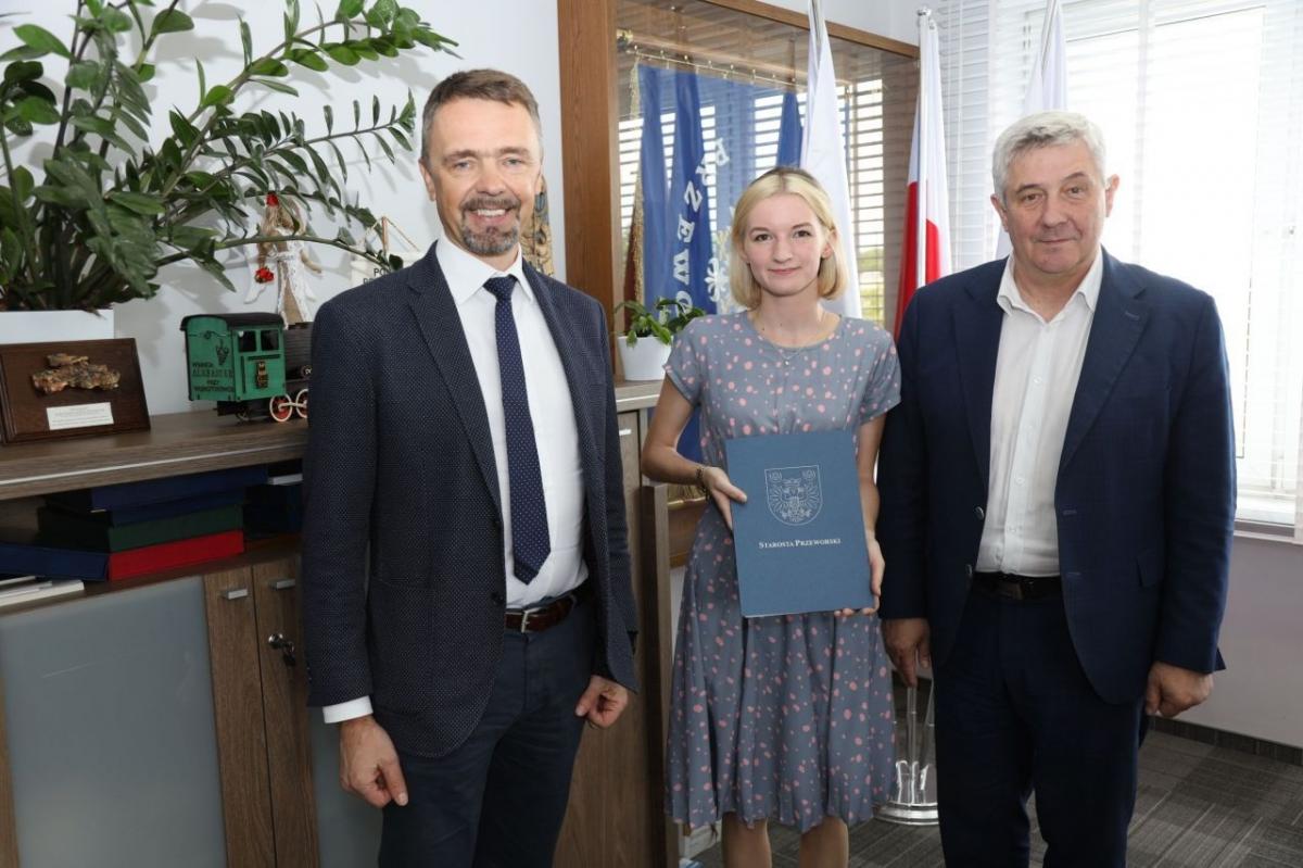 25 maja br. w starostwie parafowano kolejną umowę stypendialną –  trzecią w tym roku i piątą od początku trwania programu. Tym razem stypendystką została studentka IV roku Kolegium Nauk Medycznych Uniwersytetu Rzeszowskiego Agata Sykała. <br/>fot.Starostwo Powiatowe w Przeworsku