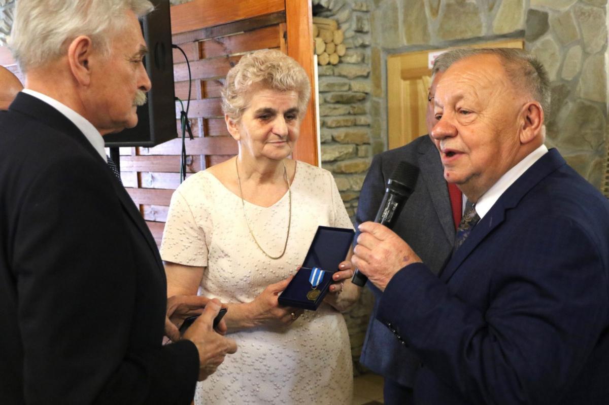Maria Jakubowska (od drugiej kadencji aż do chwili obecnej szefowa stowarzyszenia) od lat wspiera sołtysów w ich działaniach na rzecz lokalnych wspólnot, ale też motywuje do pracy i namawia do rozwoju.<br/>fot.Starostwo Powiatowe w Przemyślu