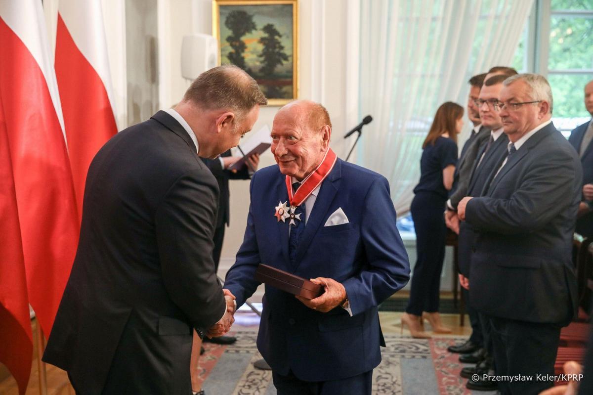 Za wybitne zasługi w działalności na rzecz społeczności lokalnej, za osiągnięcia w pracy na rzecz samorządu terytorialnego w Polsce Krzyżem Komandorskim z Gwizdą Orderu Odrodzenia Polski odznaczony został m.in. Tadeusz Ferenc (prezydent Rzeszowa w latach 2002 – 2021).<br/>fot.Kancelaria Prezydenta R