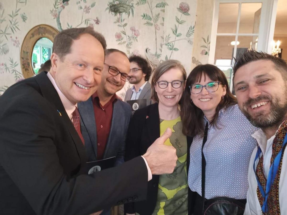 Działacze Fundacji Folkowisko odebrali w ostatnim czasie wiele podziękowań za aktywne działania prowadzone na rzecz Ukrainy, m.in. podczas osobistej wizyty w warszawskiej rezydencji ambasadora USA Marka Brzezinskiego.<br/>fot.Fundacja Folkowisko