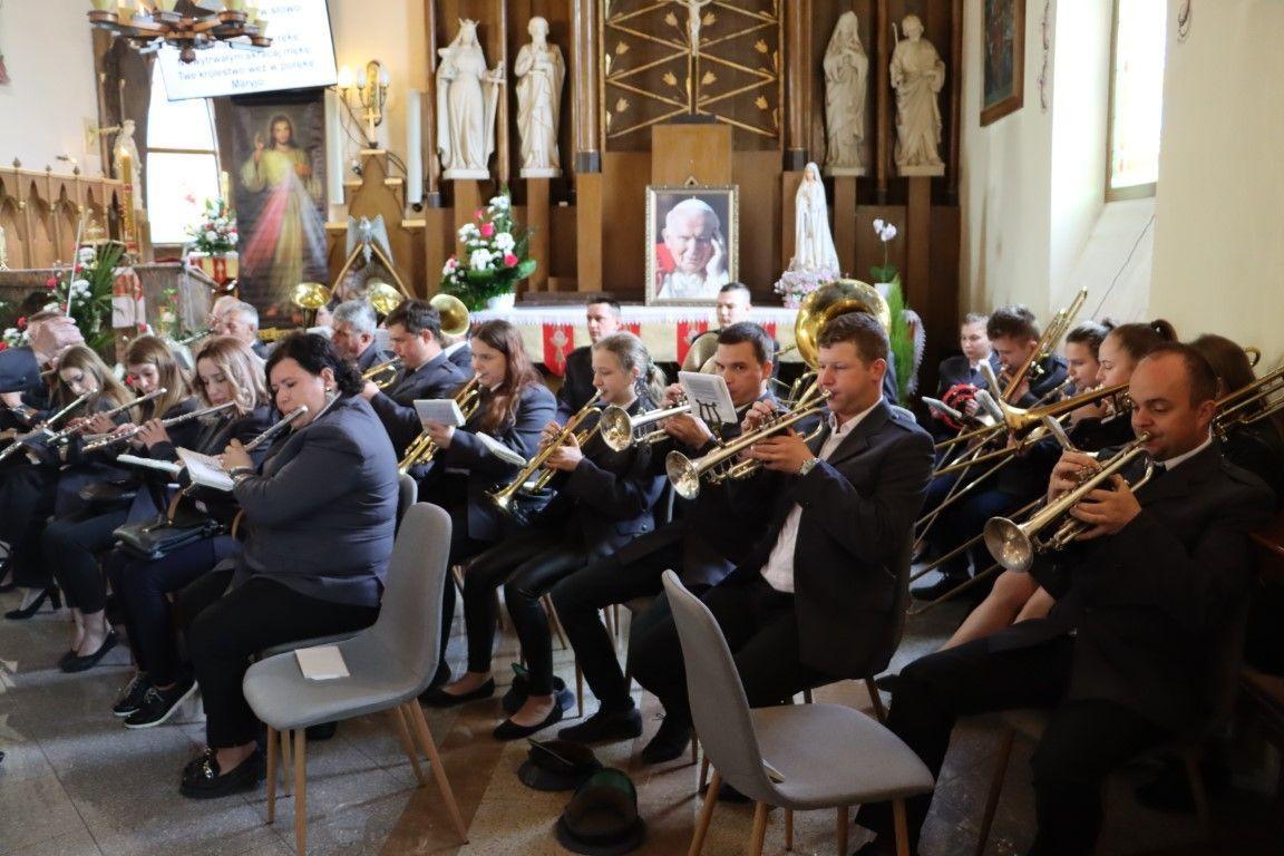 Mieszkańcy i zaproszeni goście wzięli udział w okolicznościowej mszy św. odprawionej w kościele pw. św. Jana Chrzciciela w Leszczawie Dolnej, koncelebrowanej przez biskupa pomocniczego archidiecezji lwowskiej Edwarda Kawę.<br/>fot.GOKSiT Bircza