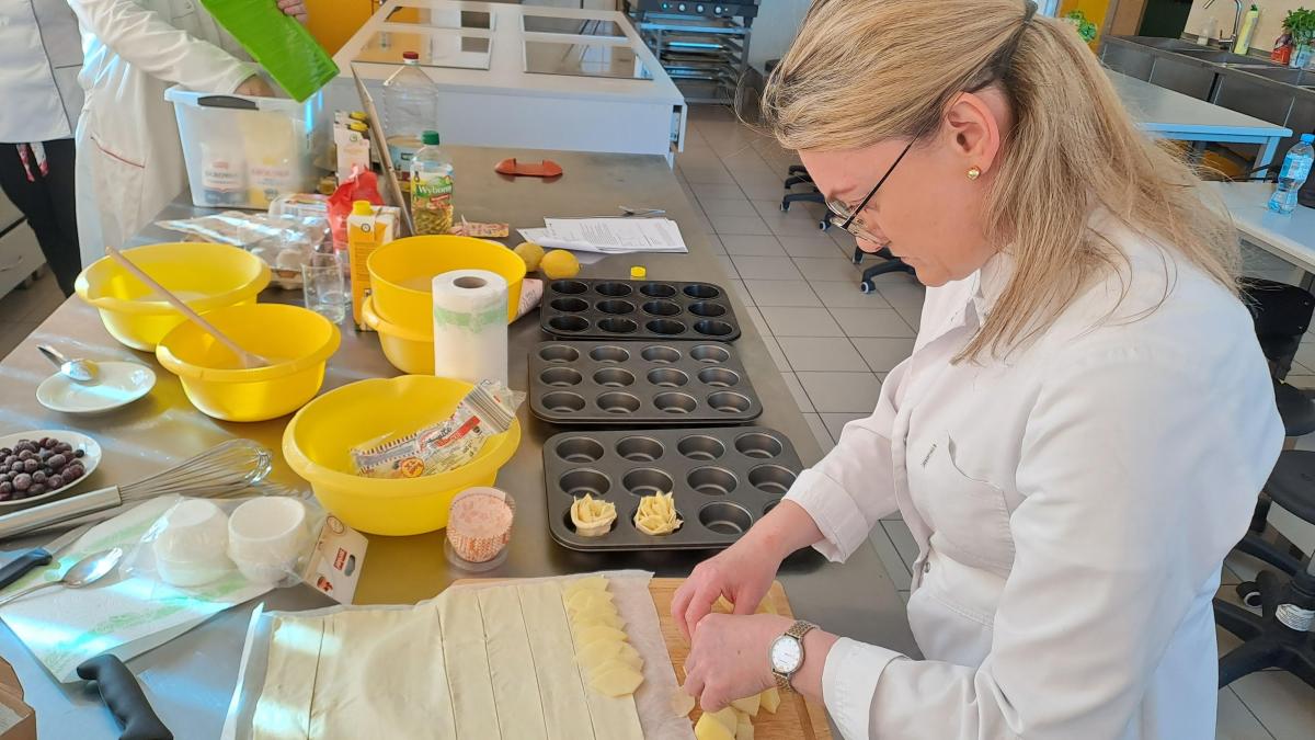 Nauczyciele szkolili się w ramach Programu Operacyjnego Wiedza Edukacja Rozwój, Priorytet II – Efektywne polityki publiczne dla rynku pracy, gospodarki i edukacji, Działanie 2.15 Kształcenie i szkolenie zawodowe dostosowane do potrzeb zmieniającej się gospodarki.<br/>fot.ZSSChiO w Jarosławiu