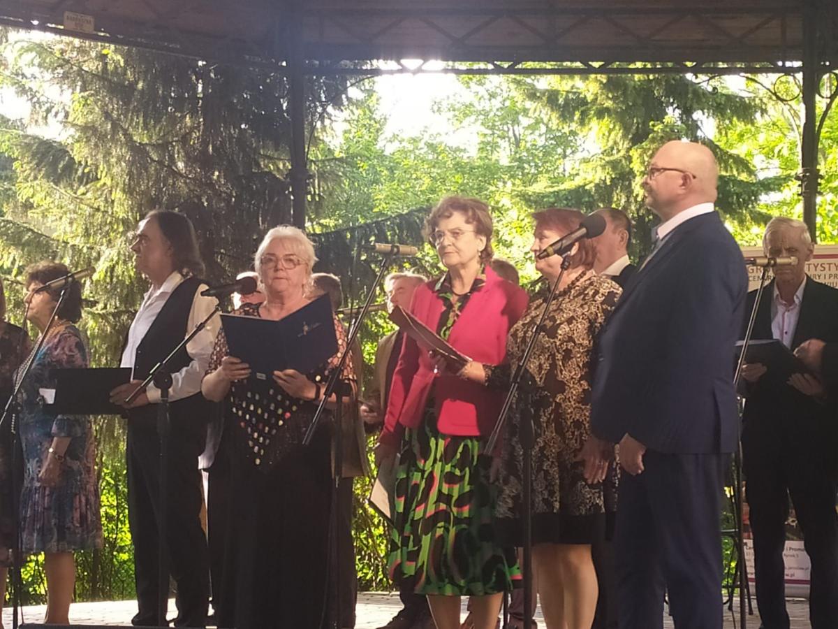 Kabaret „Młodzi duchem” to grupa utalentowanych seniorów, działająca przy CKiP w Jarosławiu.<br/>fot.archiwum autora
