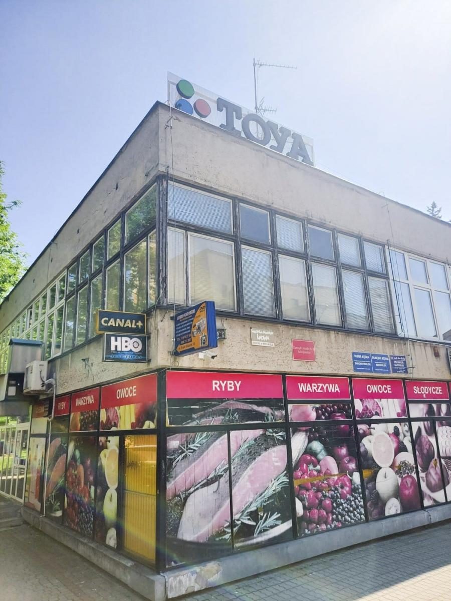Pod przemyską siedzibą kablowej Telewizji TOYA od 23.05 gromadziły się grupki abonentów zaskoczonych zniknięciem z ich programów programu TVN 24. <br/>fot.A. Wilgucki