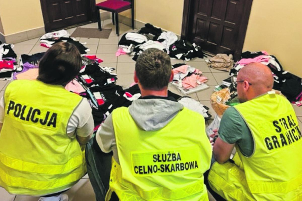 Na stanowiskach ujawniono nielegalne buty, odzież oraz torebki i drobną galanterię.<br/>fot.serwis BiOSG